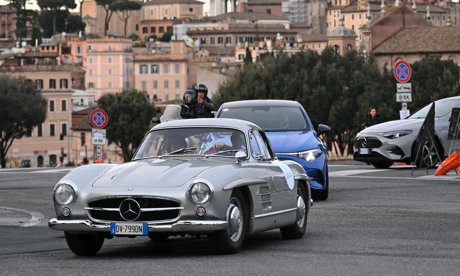 Mercedes 140 godina slavi paradom kroz srce Rima